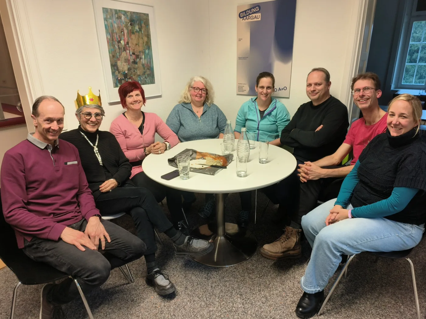 Die Geschäftsleitung von Bildung Aargau isst Drei-Königs-Kuchen und begrüsst dabei Eveline Bircher neu im Team. Von links: Daniel Hotz, Kathrin Scholl, Eveline Bircher, Andrea Rey, Martina Bless, Michael Hegnauer, Cécile Frieden