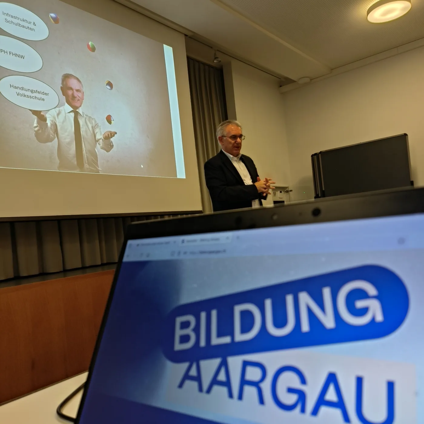 Regierungsart Alex Hürzeler spricht zu den Verbandsratsmitglieder von Bildung Aargau.