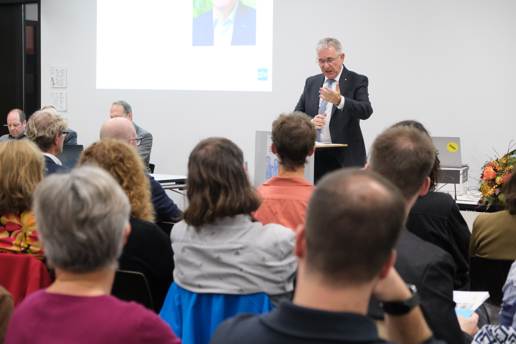 Alex Hürzeler, Vorsteher des Aargauer Departements für Bildung, Kultur und Sport, spricht vor den versammelten Delegierten im Rahmen der Delegiertenversammlung von Bildung Aargau in Brugg am 30. Oktober 2024.