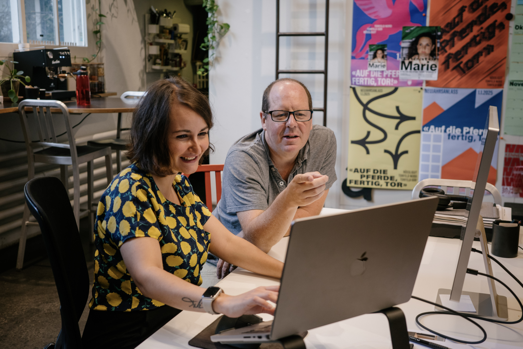 Melodie Ecken und Beat Gräub diskutieren vor einem Bildschirm über die neue Website von Bildung Aargau.
