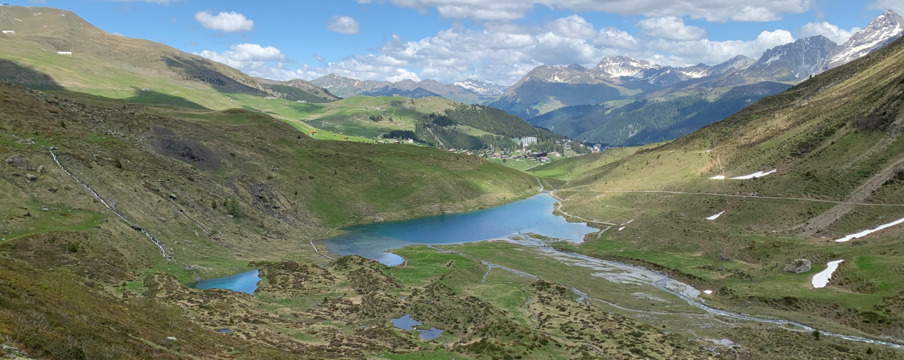 Das Bild zeigt den Schwellisee umgeben von einem Bergpanorama.